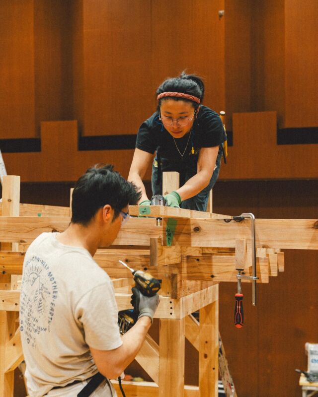 「住力」(じゅうりょく)スタート！
施工風景！！Day 1.
Designed by 
@issui_cometa_architecture 
Made by @togenkyo.karuta @chinochuu @tsquiggnome @yuske_devris @robin.elrez @kohei_daisansei 

-生きるための祭り-
ハレとケの狭間で響く文化的ミクロレジリエンス
▶︎LIVE建築インスタレーション/マーケット/音楽イベント

【日程】: 11/21-24
【場所】: ゲーテ・インスティトゥート東京
 東京都港区赤坂７丁目５−５６

入場には、「1日参加 前売りチケット」（¥4,500）または「2日以上 参加 前売りチケット」（¥8,000）をご購入ください。ライブ観賞・予約不要のワークショップ・マーケットに参加いただけます。
当日券(¥6000)もございますが、定員となってしまった場合はお待ちいただく可能性がございます。
※15歳以下はエントランスフリーです。

「住力」は、“生きる力” を表現する総合芸術フェスティバル。「衣食住音美」それぞれの領域から、住力──、つまり “生きるための力” を持つアーティストが集結。展示やライブパフォーマンス、ワークショップ、食体験などさまざまな表現が混ざり合う。

会場中央にそびえるのは、やぐらのように皆の集いの中心となる構造体「Hüs（ヒュス）」。360°に音の鳴る素材が取り付けられた内部空間、そして人や光を感知するセンサーが取り付けられた構造は、アーティストのステージとなる。「家」という意味を持つ「Hüs」は、元々は生活に根ざしていた廃材や古物からブリコラージュで転生され、路上や自然の記憶の断片が、音となって響き出す。今ここにあるもので、家を作り、音が鳴り、祭が起き、人が集まり、再び家となる。

「Hüs」は、ハレ（非日常）とケ（日常）を繋ぐことの象徴だ。いつ起こるかもしれない災害などの有事や、誰かにとっては打撃を受けるようなことに対して、起きてからではなく、対応できる力を日常的に積み重ねることはできないか。私たちは、“ピリオディック（定期的）なルーティンとしての祭り” を日常に埋め込むことを提案する。生活の中にコミュニティや伝承があることは、豊かな日々の中でも身体に自然とレジリエンス──、しなやかな回復力が育まれることを信じて。

建築、ファッション、食、音楽、そしてアートが一体となった、– 生きるための力「住力」– を、いまここに発生させる。

主催: ライフ建築集団 SAMPO Inc. 
共催: BLACK SMOKER RECORDS /ゲーテ・インスティトゥート東京